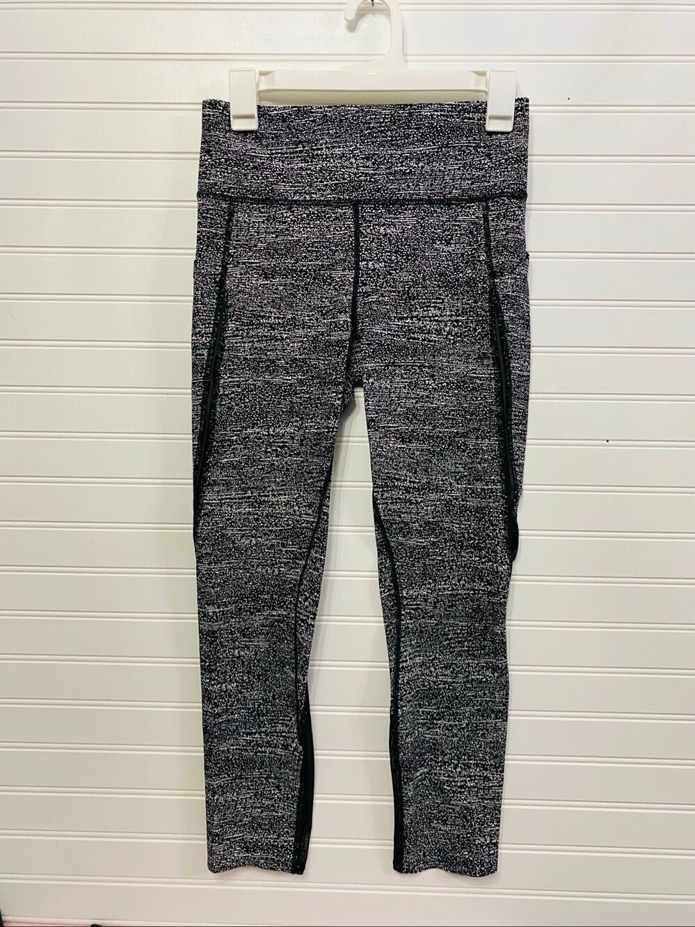 Lululemon Pace Perfect Tight Leggings Black White Mesh Panels Women’s Sz 8